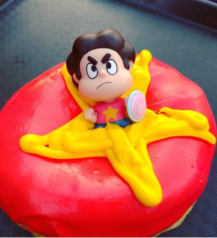 Steven Universe Voice Talent Serves Series-Inspired Doughnuts to Fans | Overly Animated Podcast
